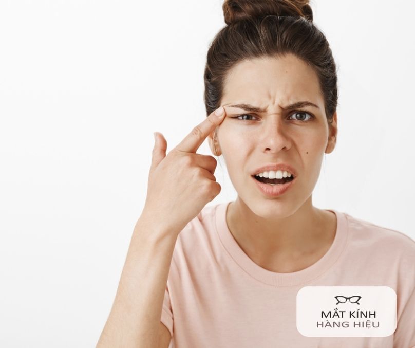 Mắt phải nữ giật nhìn từ góc độ y học