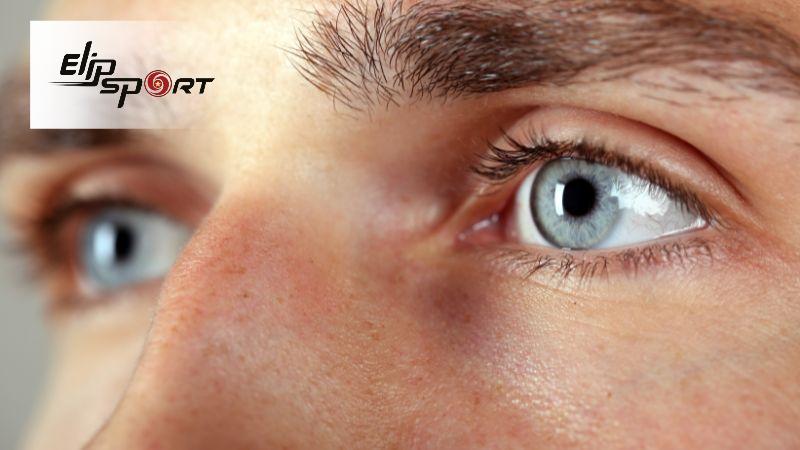 Nam giới bị nháy mắt phải