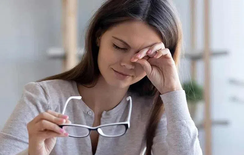 Giật mắt ở nữ là điềm báo