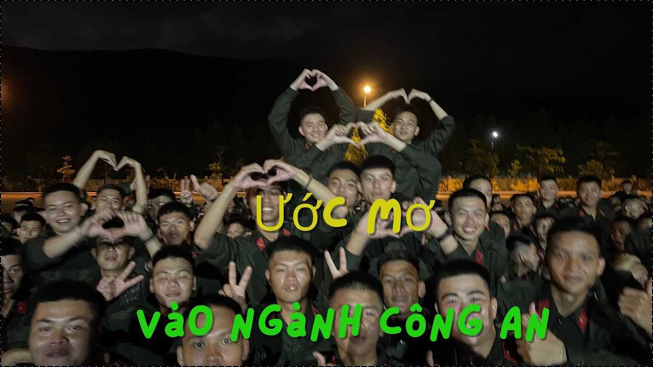Công an làm nhiệm vụ trên đường phố ban đêm