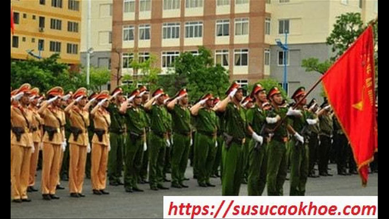 Công an làm nhiệm vụ trên đường phố ban đêm
