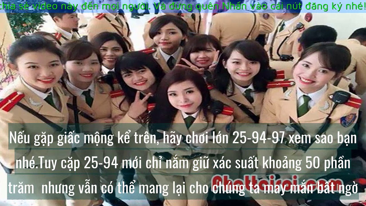 Công an làm nhiệm vụ trên đường phố ban đêm