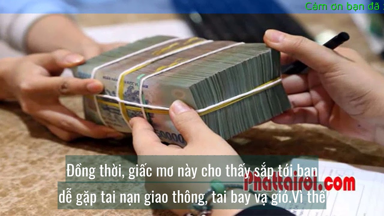 Người phụ nữ buồn bã vì mơ thấy mất đôi dép