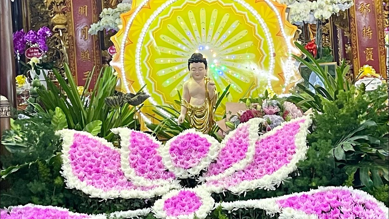 Mâm lễ cúng Phật Đản trang trọng tại chùa