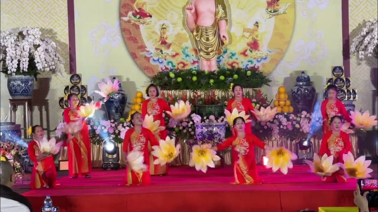 Mâm lễ cúng Phật Đản trang trọng tại chùa