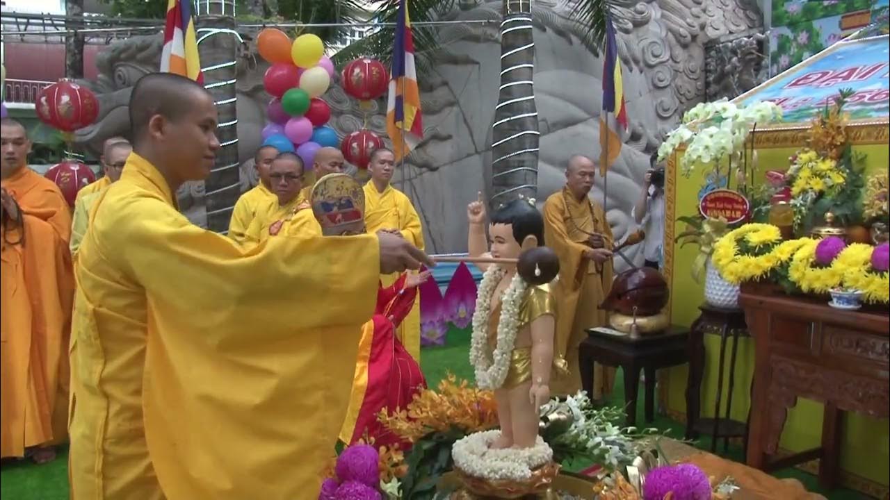 Mâm lễ cúng Phật Đản trang trọng tại chùa