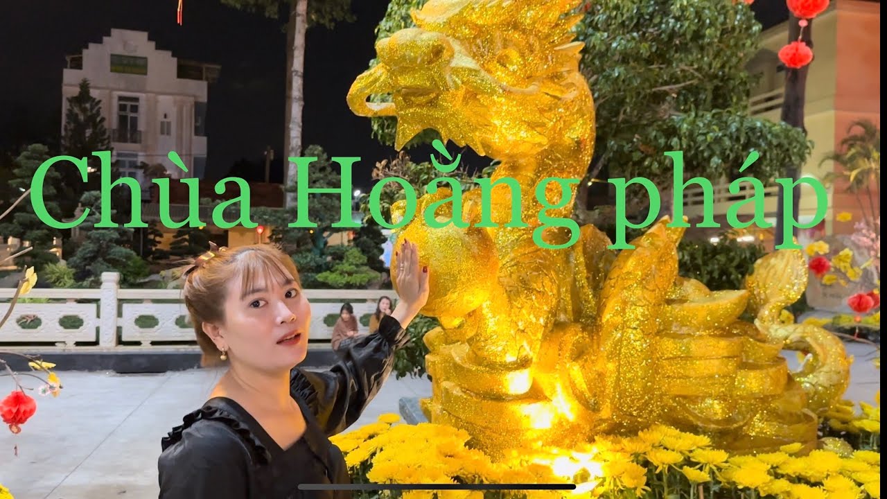 Người dân thắp hương cúng cầu bình an trong nhà