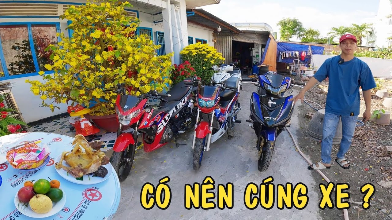 Người dân thắp hương cúng cầu bình an trong nhà