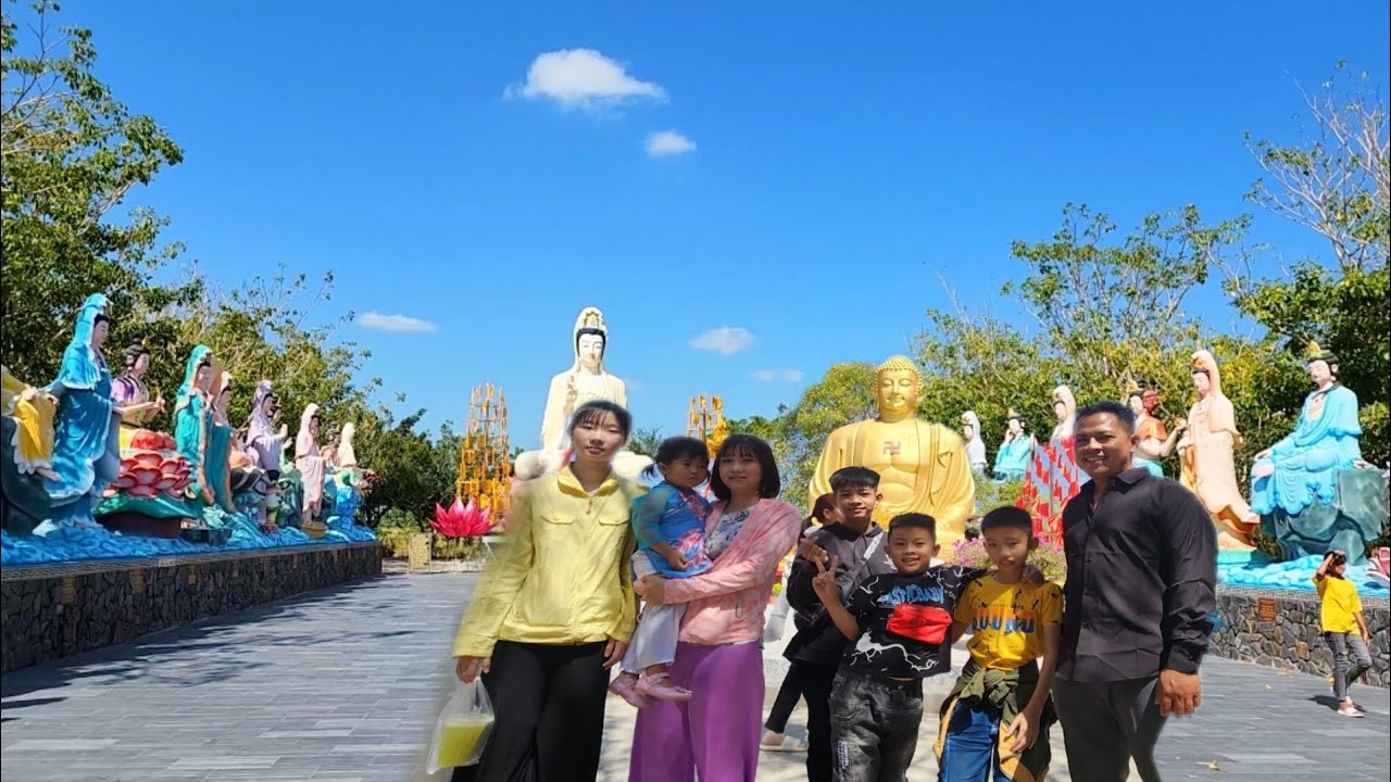 Người dân thắp hương cúng cầu bình an trong nhà