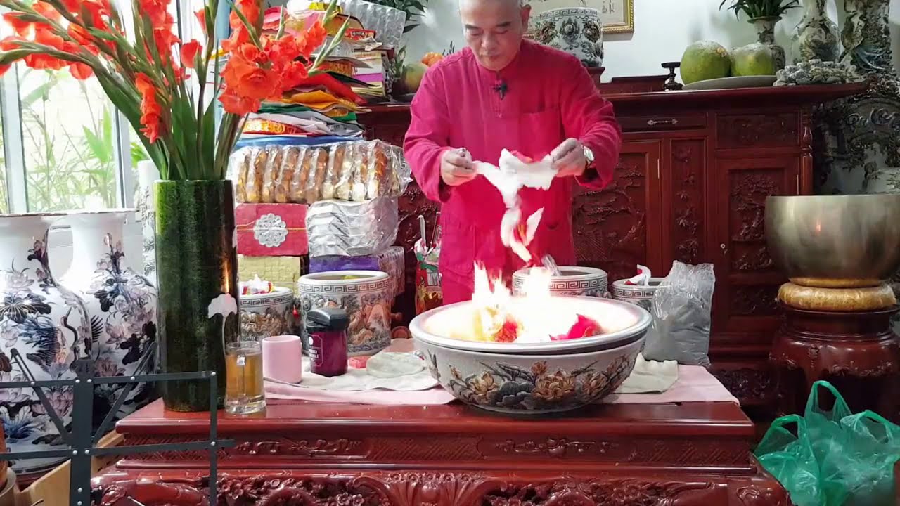 Gia đình chuẩn bị cúng bốc bát hương trên bàn thờ