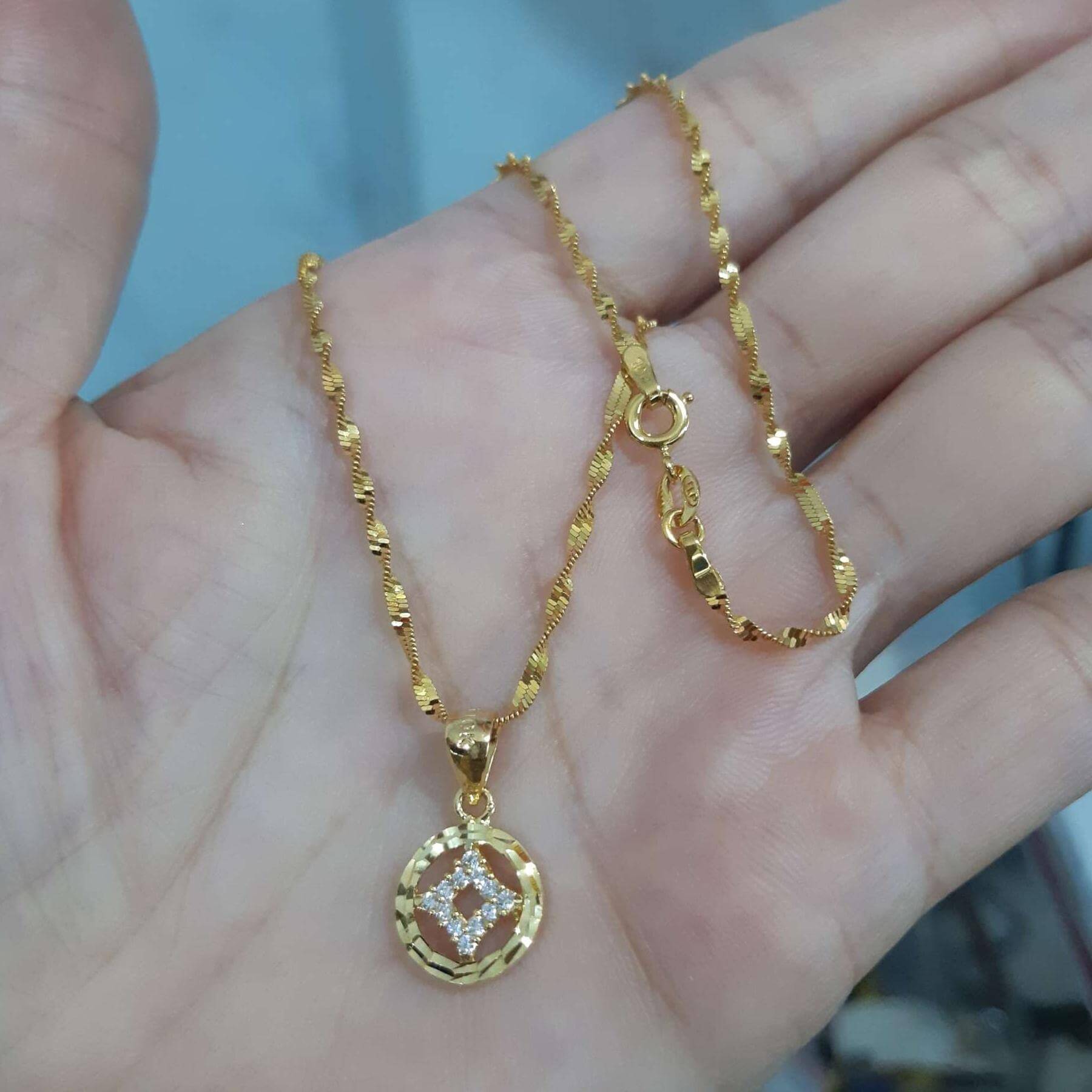 Người nằm mơ thấy dây chuyền vàng trên tay