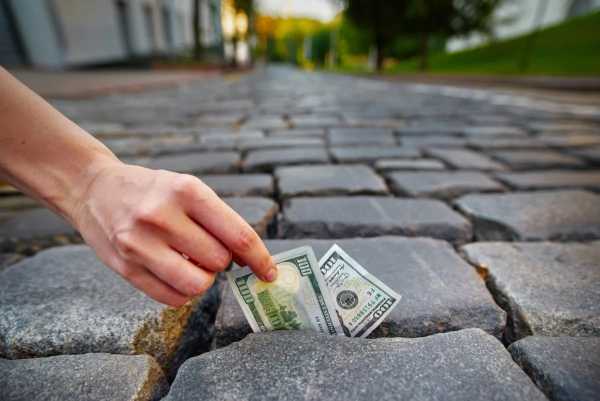 Người nhặt được tiền ngoài đường trong giấc mơ