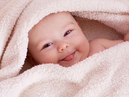 Bà bầu mơ sinh con gái nằm trên giường