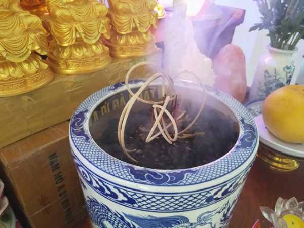 Bát hương trong giấc mơ và con số may mắn