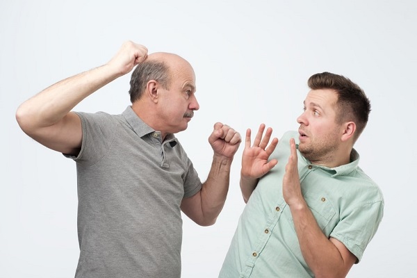 Người nằm mơ thấy mình đánh nhau với người khác