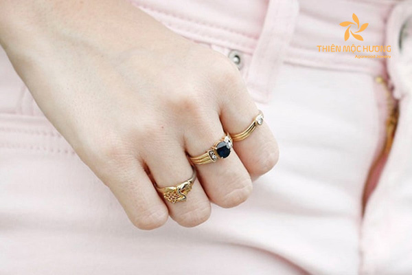 Người nằm mơ thấy nhẫn vàng trên tay