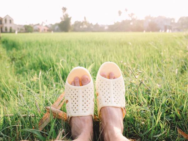 Người phụ nữ buồn bã vì mơ thấy mất đôi dép