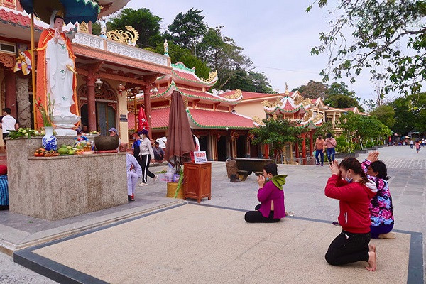 Nằm mơ thấy đi chùa nên đánh đề con gì
