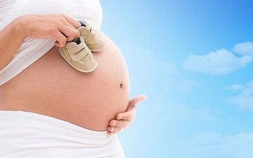 Người phụ nữ mơ thấy mình mang thai vui vẻ