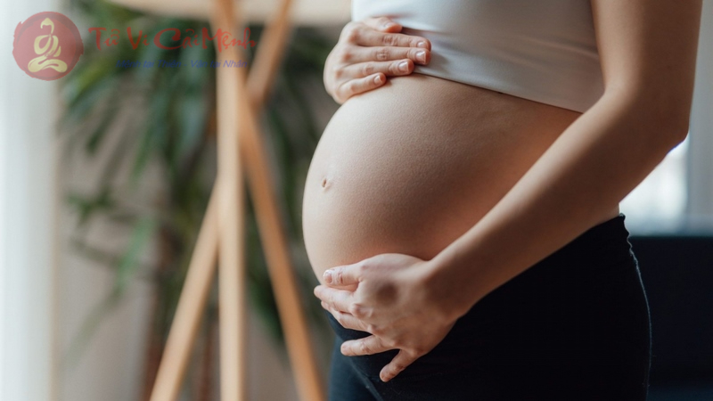 Người phụ nữ mơ thấy mình mang thai vui vẻ