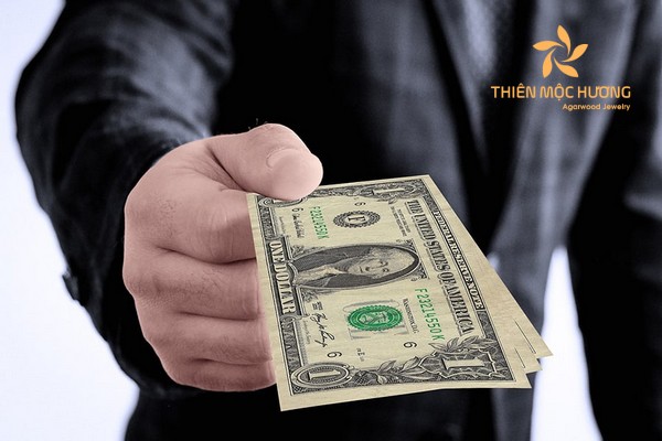 Mơ thấy người khác cho tiền đánh đề số nào