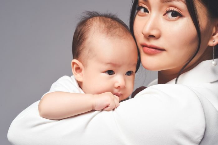 Bà bầu mơ sinh con gái nằm trên giường
