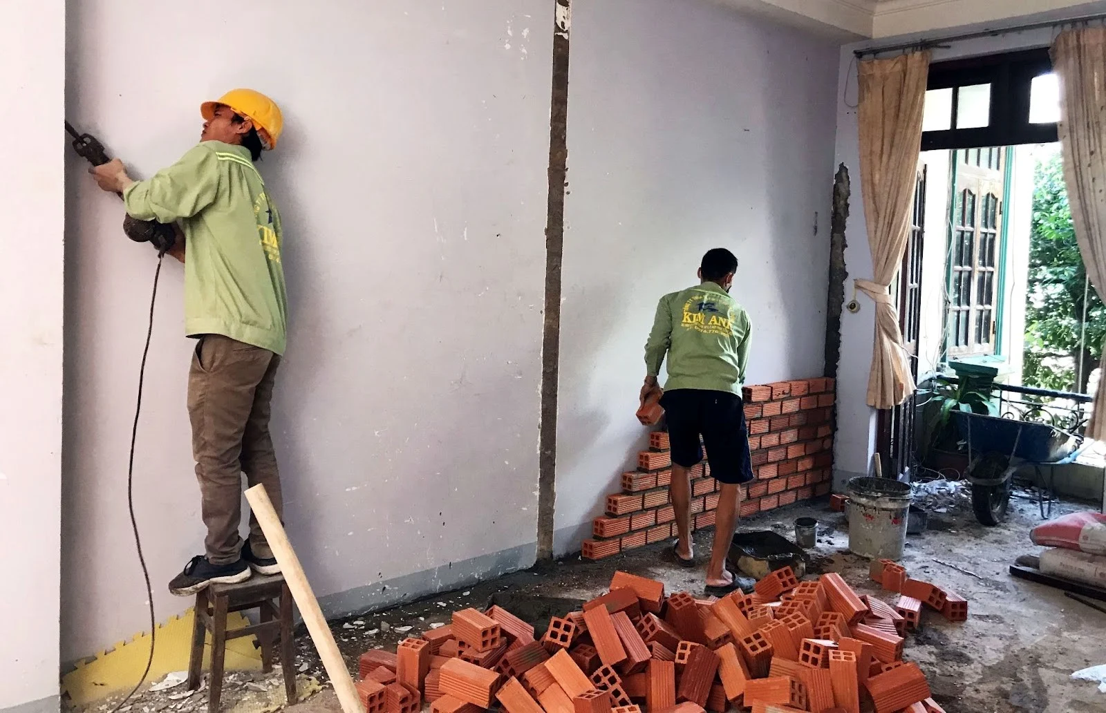 Người đàn ông sửa chữa nhà cửa trong giấc mơ
