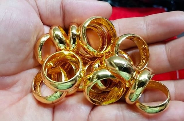 Người nằm mơ thấy nhẫn vàng trên tay