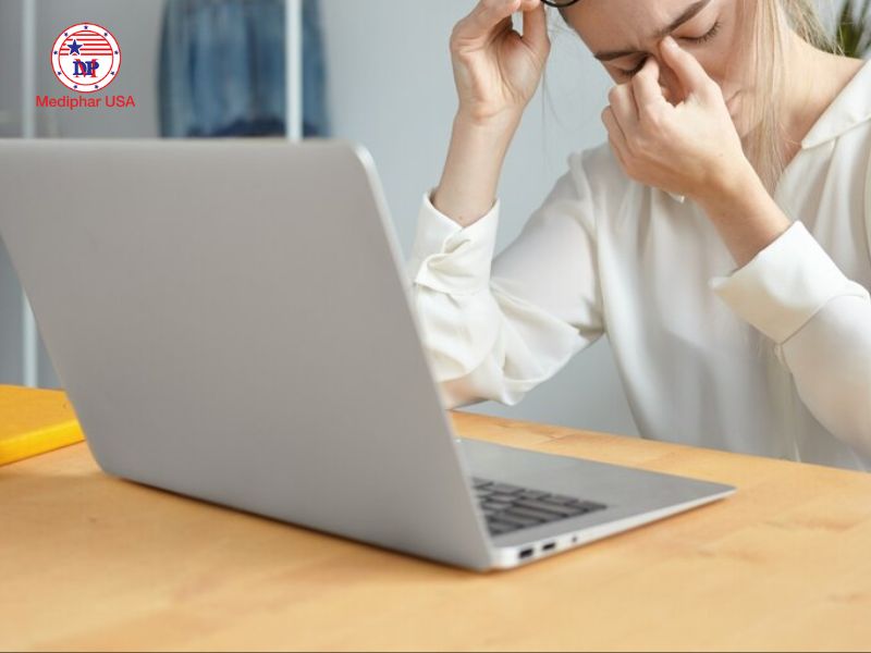Mắt mỏi và giật mí mắt phải