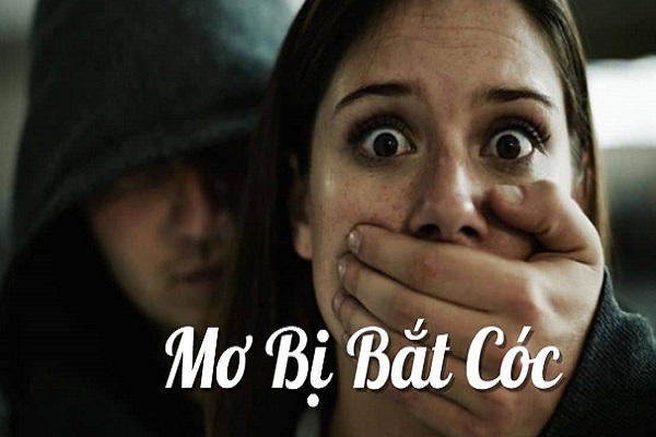 Người đang hoảng sợ khi mơ thấy bị bắt cóc ban đêm