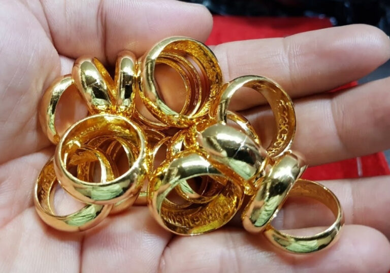 Người nằm mơ thấy dây chuyền vàng trên tay