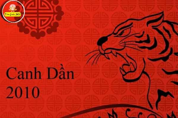 Nữ sinh 2010 mặc đồng phục tươi cười ngoài sân trường