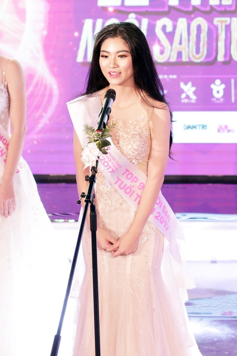 Nữ sinh mặc áo dài trắng tươi cười năm 2017