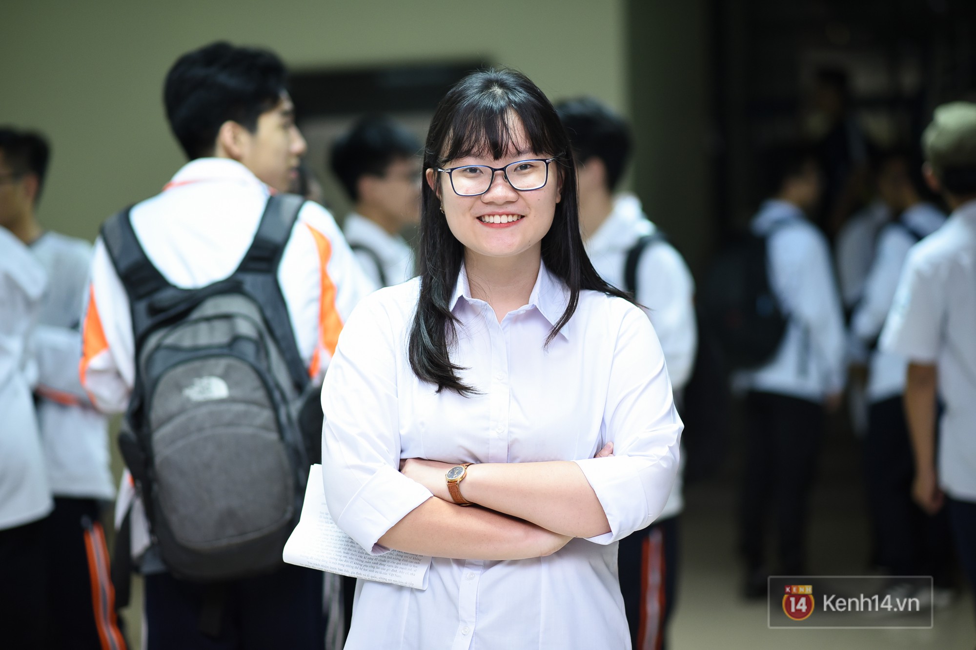 Nữ sinh 2000 tươi cười trong tà áo dài trắng