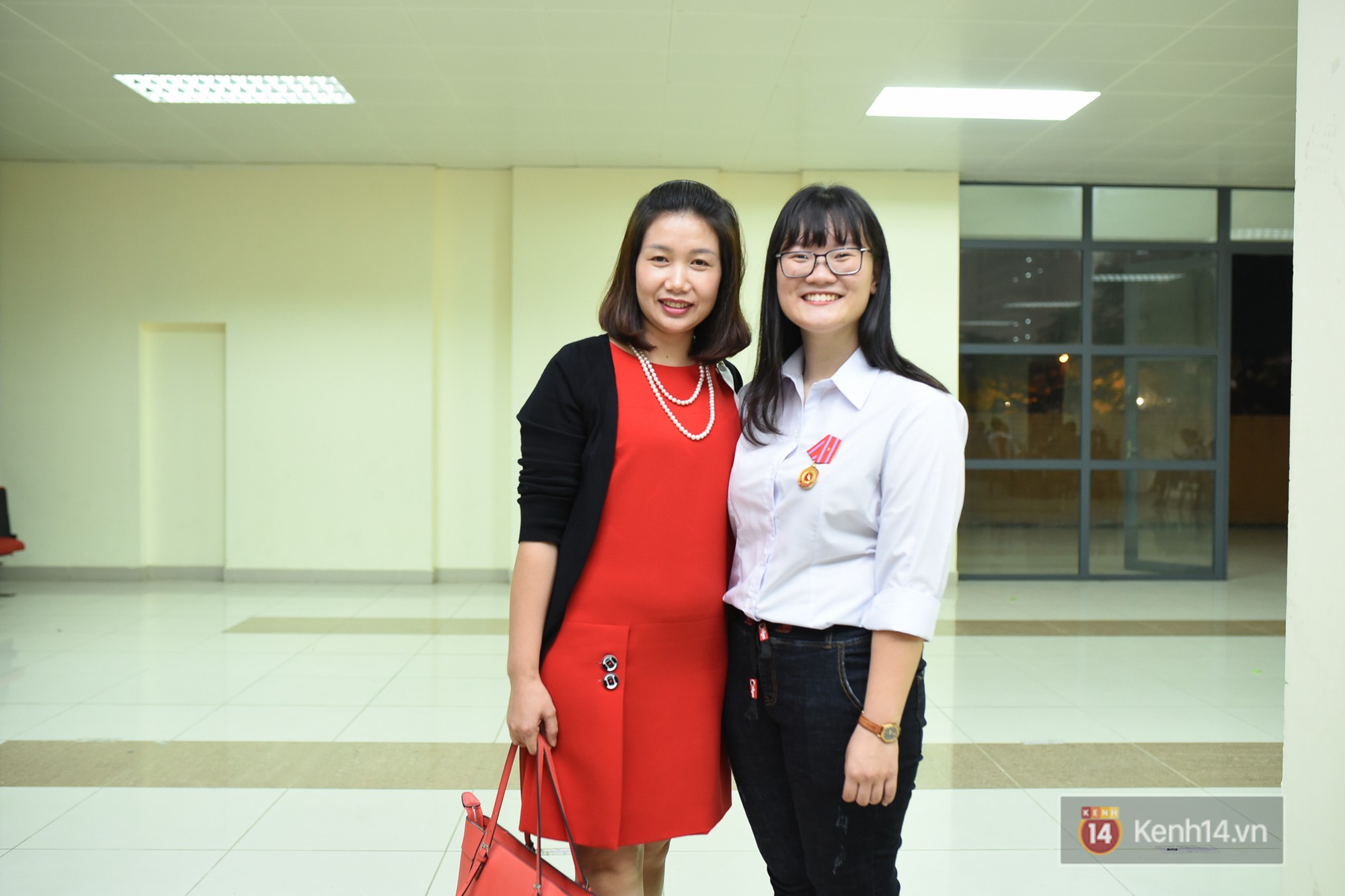Nữ sinh 2000 tươi cười trong tà áo dài trắng