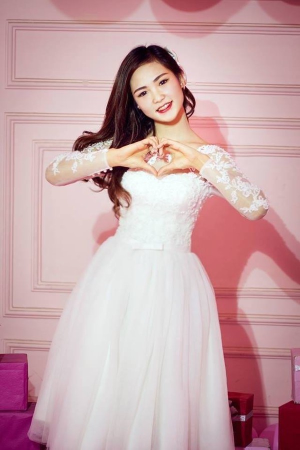 Nữ sinh mặc áo dài trắng năm 2014