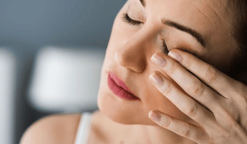 Nháy mắt trái ở nữ theo từng khung giờ