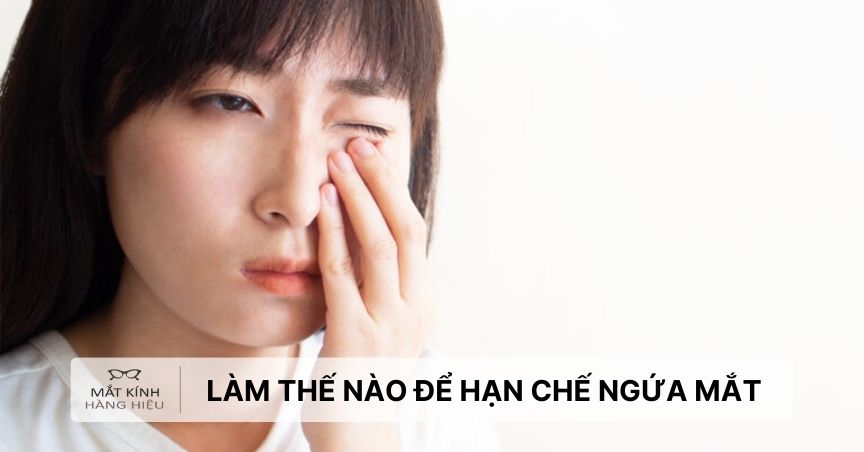 Người dùng tay dụi mắt trái