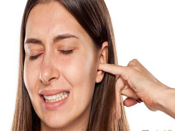 Ngứa tai trái ở phụ nữ trẻ