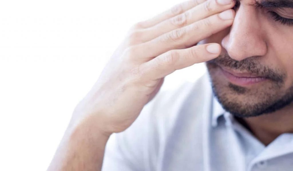 Nháy mắt phải nam theo quan niệm dân gian