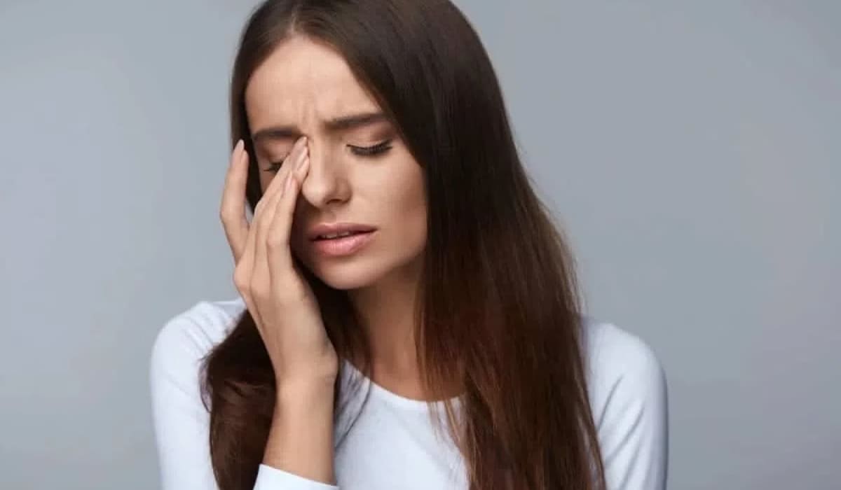 Giật mắt phải nữ là điềm gì