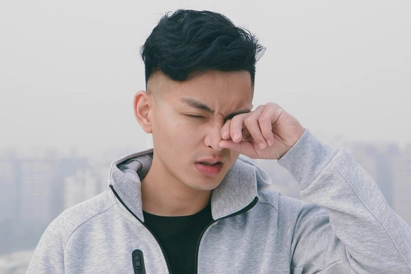 Nam giới bị giật mắt trái theo giờ