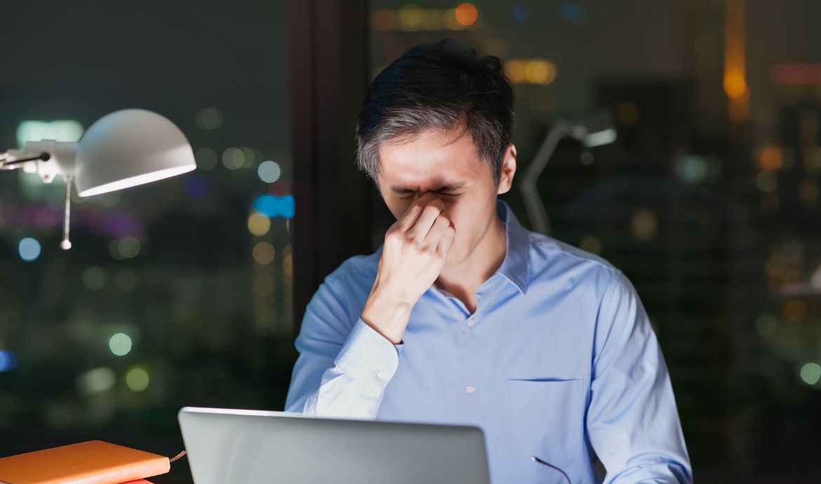 Nam giới giật mắt trái