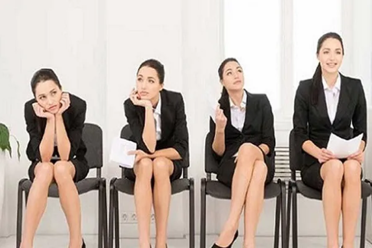 Hình ảnh các kiểu ngồi thể hiện cá tính