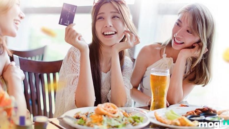 Nóng tai phải theo giờ ở nam nữ
