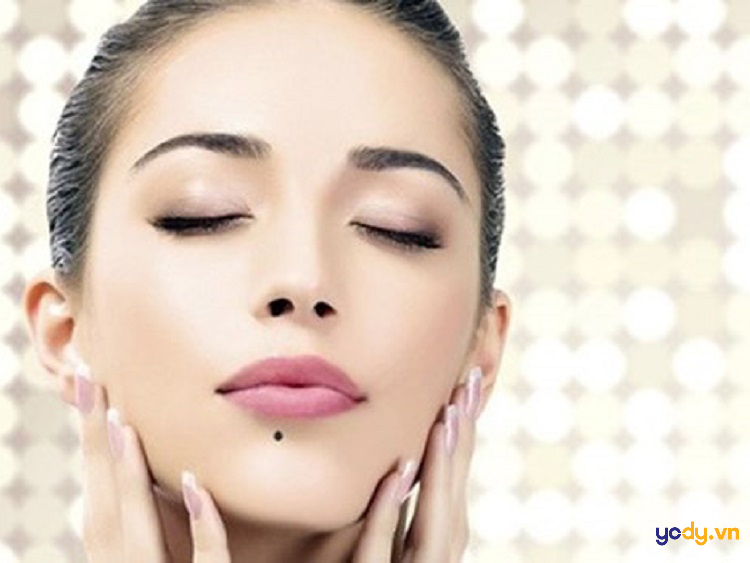 Nốt ruồi trên cằm ở nữ