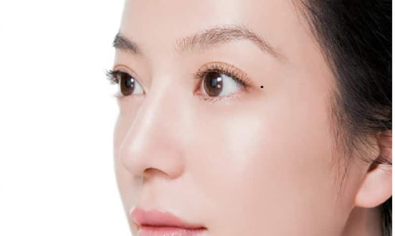 Vị trí nốt ruồi đuôi mắt trái nữ
