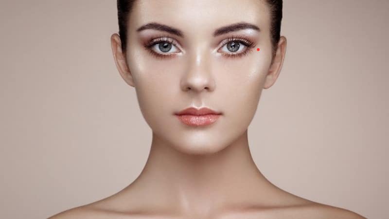 Nốt ruồi đuôi mắt trái ở nữ giới