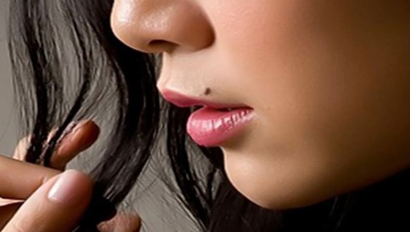 Ảnh nốt ruồi dưới môi cận cảnh