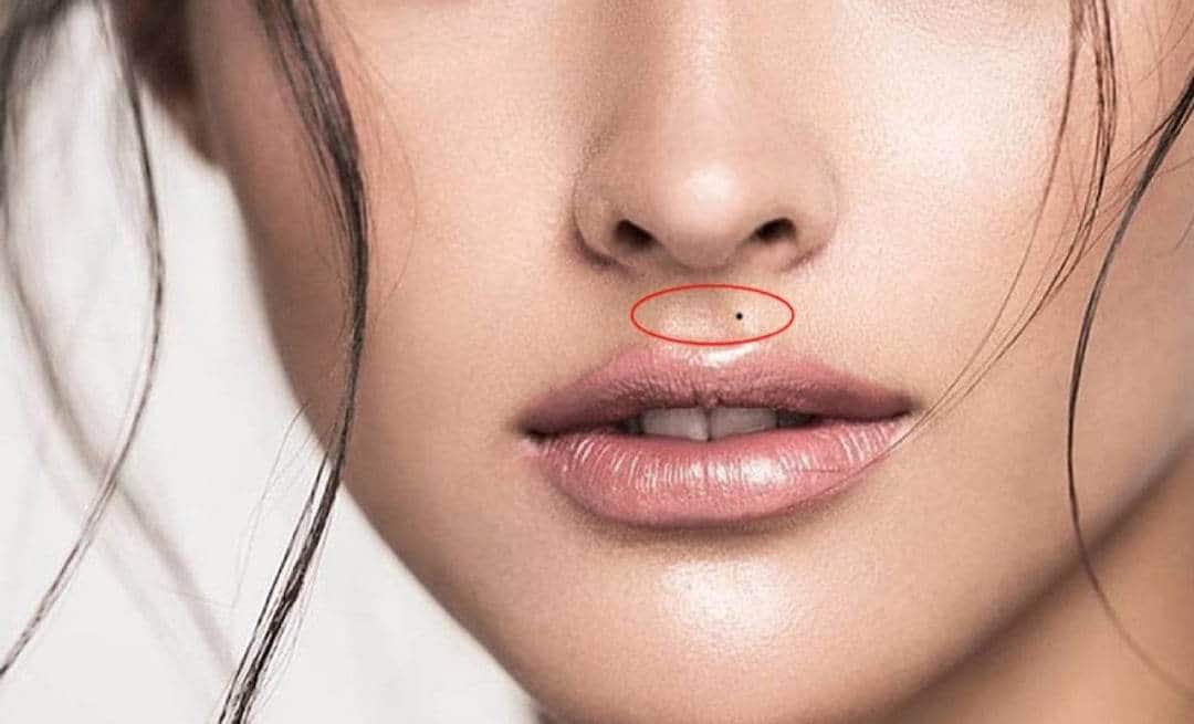 Vị trí nốt ruồi dưới mũi